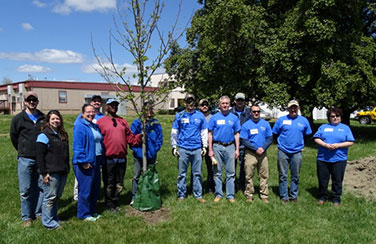 Dominion Volunteers and GIC Plant Trees