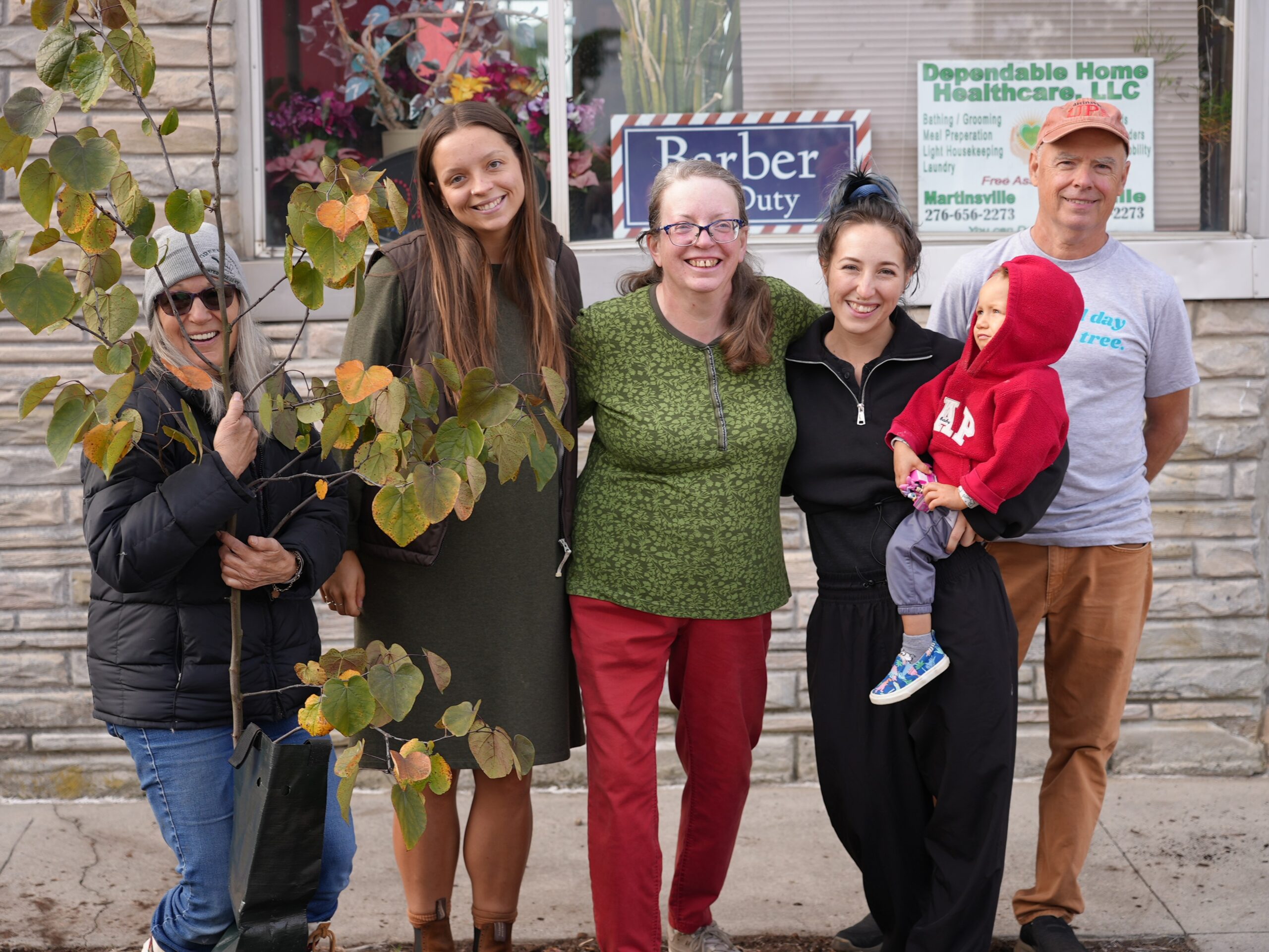 With support from the Green Infrastructure Center, the City of Martinsville’s Tree Board hosts its first native tree giveaway at the Virginia Museum of Natural History.